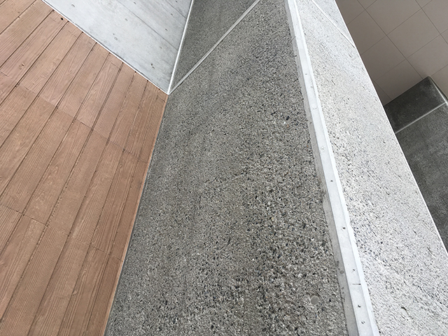 愛宕山文化交流センター新築工事　ビシャン斫り